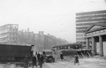 1945_Berlin_Panzersperre_am_Potsdamer_Platz1.jpg