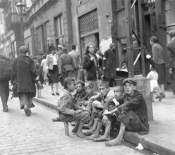 A group of teenagers in the Warsaw Ghetto.jpg