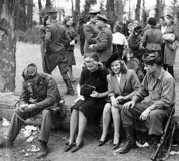 AMERICAN-SOLDIERS-GERMAN-GIRLS-BERLIN-1945.jpg