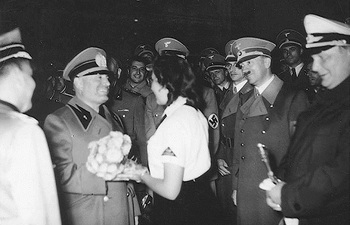 Adolf Hitler & Hermann Göring received Benito Mussolini at Berlin airport.jpg