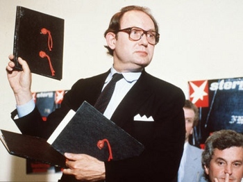 April 1983 hielt Heidemann während einer Pressekonferenz in Hamburg stolz eines der angeblichen Tagebücher in die Kamera.jpg