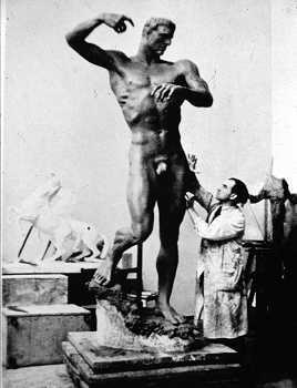 Arno Breker bei der Arbeit an Prometheus, Fotografie, ca. 1935.jpg
