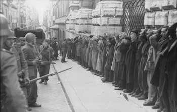 Civili arrestati subito dopo l'attacco di via Rasella_1944.jpg