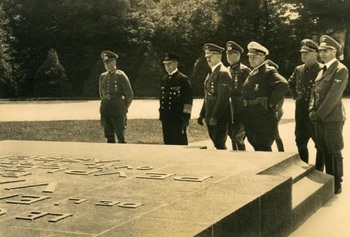Compiègne hitler 1940.jpg