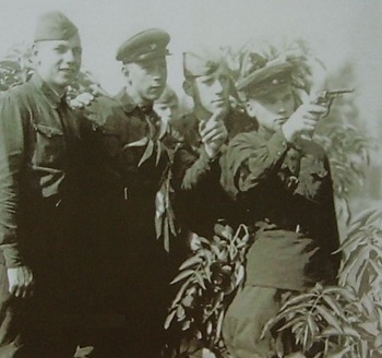 Калашников М.Т. в Киевском округе с друзьями курсантами. 1939-1940 г.jpg