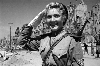 Регулировщица в Берлине, 1 мая 1945.jpg