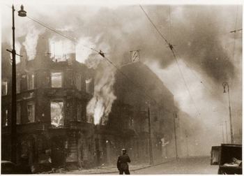 Das Ghetto wurde teilweise mit Flammwerfertrupps in Brand gesteckt.jpg