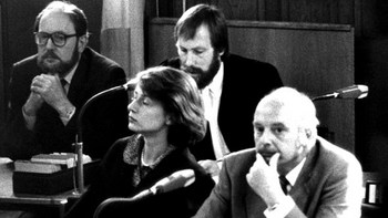 Die Angeklagten Konrad Kujau (r) und Gerd Heidemann (l) am 21. August 1984 vor dem Hamburger Landgericht. Sie wurden wegen schweren Betrugs verurteilt..jpg