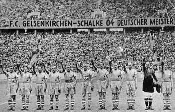 Die Schalker Meistermannschaft von 1939 posiert mit Hitlergruß im ausverkauften Stadion.jpg