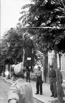 Donna impiccata dai nazifascisti ad un albero a Roma_1944.jpg