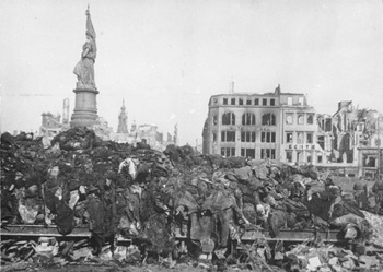 Dresden, Tote nach Bombenangriff.jpg