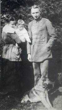 E.Manstein, his wife Jutta-Sibylle and his daughter Gisella.jpg