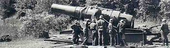 Eine 42cm Haubitze von Skoda welche im Sektor Haguenau benutzt wurde um die Maginot-Linie zu bombard.jpg