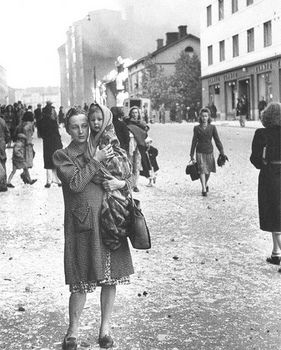 Finninsh civilian woman with a child after a soviet bomber attack in Helsinki, july 9, 1941.jpg