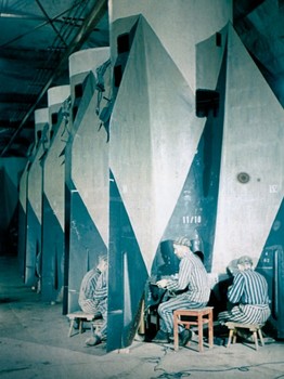 Gefangene des Konzentrationslagers Mittelbau-Dora bei der Montage der V2-Rakete.jpg