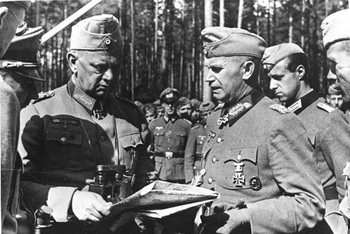 Generalfeldmarschall Walter von Reichenau talking to Generalleutnant Otto Stapf September 1941.jpg