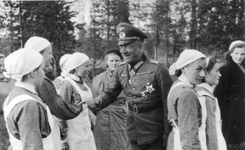 Generaloberst von Falkenhorst mit Schwestern der finnischen Lotta Svard.jpg