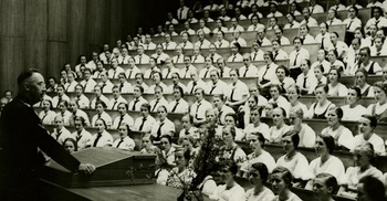 Heinrich Himmler spricht vor BDM-Unterführerinnen, 1937.jpg