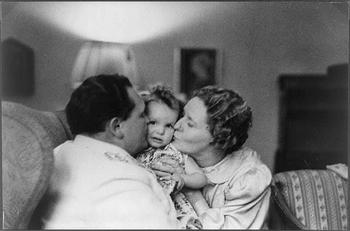 Hermann Göring hugging his wife Emmy and daughter Edda.JPG