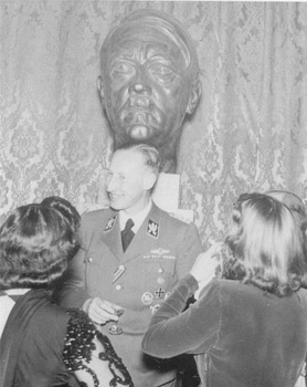 Heydrich conversa en un Cocktail delante de un busto de Adolf Hitler.jpg