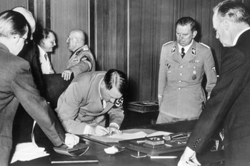 Hitler-unterschreibt-Muenchner-Abkommen.jpg