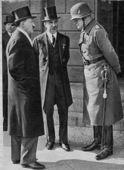 Hitler, von Papen y von Blomberg - 1933.jpg
