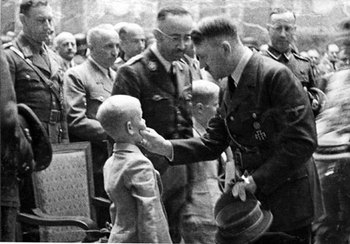 Hitler_HeydrichTrauerfeier.jpg