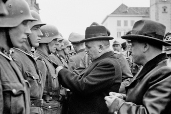 Jozef Tiso 31. októbra 1944 vyznamenáva v Banskej Bystrici nemeckých vojakov, ktorí potlačili povstanie.jpg