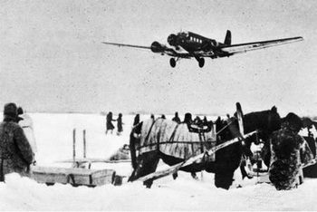 Ju_52_approaching_Stalingrad_late_1942.jpg