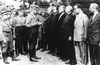 KZ Oranienburg, SA-Männer vor SPD-Häftlingen_1933.jpg