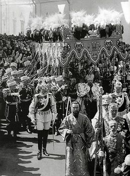 Kejsar Nikolaj II_s kröning i Moskva 1896. Framför kejsaren går Chevaliergardets officerare Gustaf Mannerheim.jpg