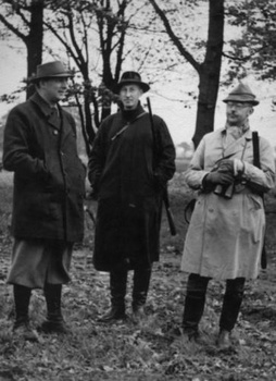 Kurt Daluege (left) with Reinhard Heydrich (center) and Heinrich Himmler (right) in 1935 on a hunting trip..jpg