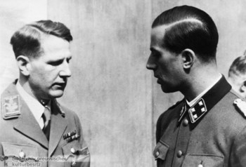 Leonard Conti und Hitlers Begleitarzt Karl Brandt.jpg