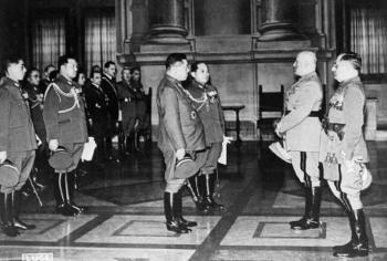 Mussolini recibe a los japoneses en Palazzo Venezia 1941.jpg