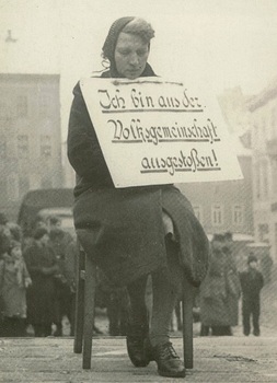 NS-rassenschande-terror-dt-frau-ausgestossen-m-schild-Altenburg- 1942.jpg
