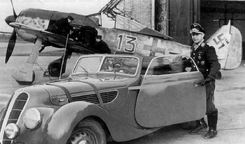 Oberstleutnant Joseph Priller arrivant avec sa BMW 327.jpg