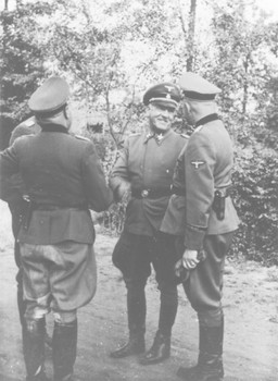 Oswald Pohl bei seinem Besuch in Auschwitz.jpg
