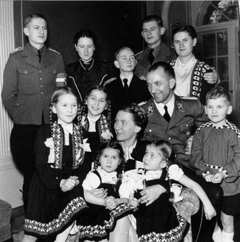 Reichsfrauenführerin Gertrud Scholtz-Klink mit ihrer Familie_August Heißmeyer.jpg