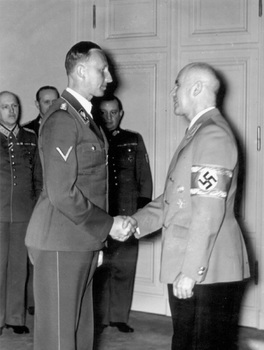 Reinhard Heydrich recibe al Ministro del Interior Wilhelm Frick.jpg