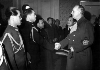 Ribbentrop mit Botschafter Oshima.jpg