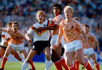 Rudi Völler (Mitte links) und Frank Rijkaard (Mitte rechts) – schon im Halbfinale der UEFA Europameisterschaft 1988.jpg