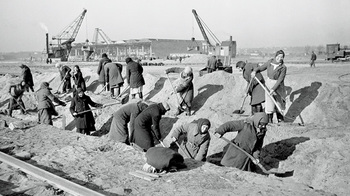 Sowjetische Zwangsarbeiterinnen 1943 bei Erdarbeiten am Diestelkai im Hafen Hamburg.jpg
