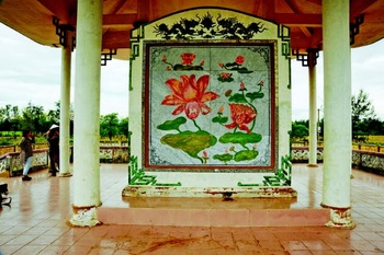 The marble with paintings of lotuses, covering the original memorial statue in Ha My, Vietnam.jpg