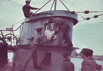 U-46 Mise en peinture de l'emblème de la 7e Flottille.jpg